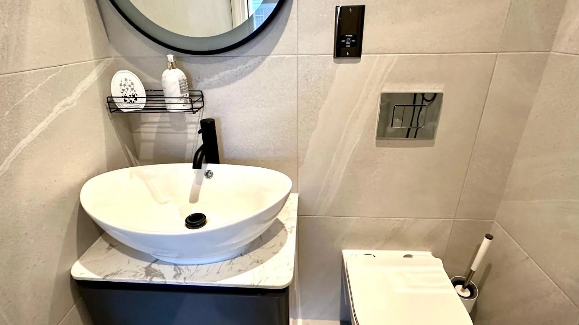 Spacious En-Suite Private Bath And Kitchen Studio Flat Canary Wharf No 3 London