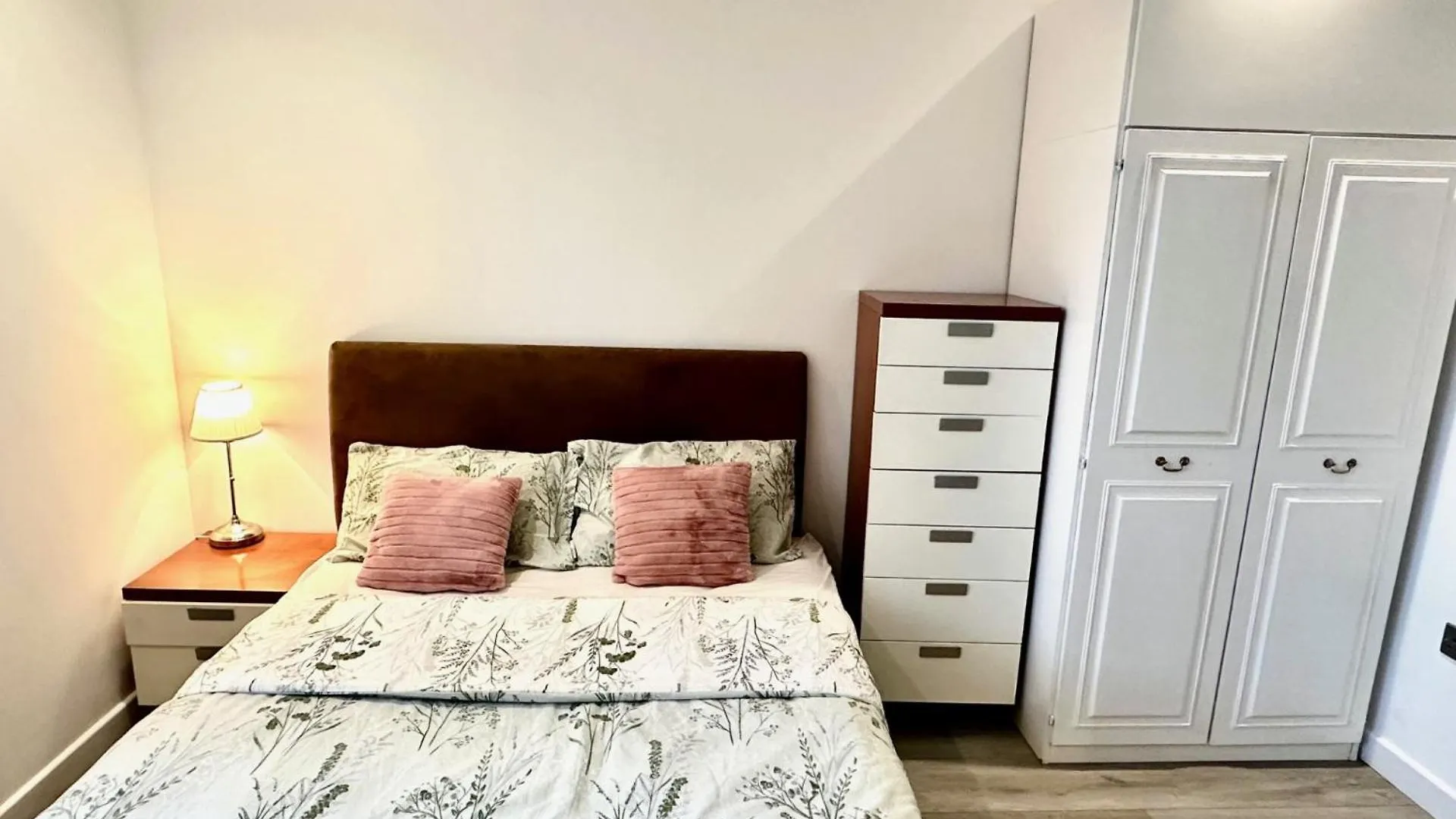 Spacious En-Suite Private Bath And Kitchen Studio Flat Canary Wharf No 3 London 0*,  United Kingdom