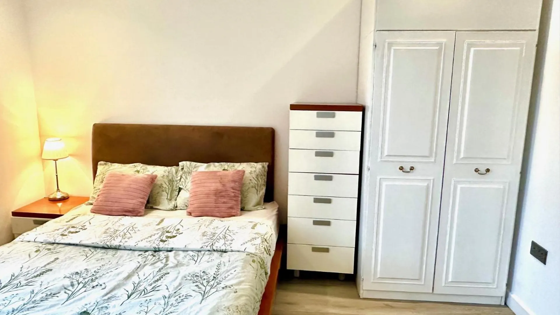 Spacious En-Suite Private Bath And Kitchen Studio Flat Canary Wharf No 3 London Apartment