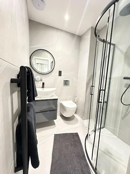 Spacious En-Suite Private Bath And Kitchen Studio Flat Canary Wharf No 3 London